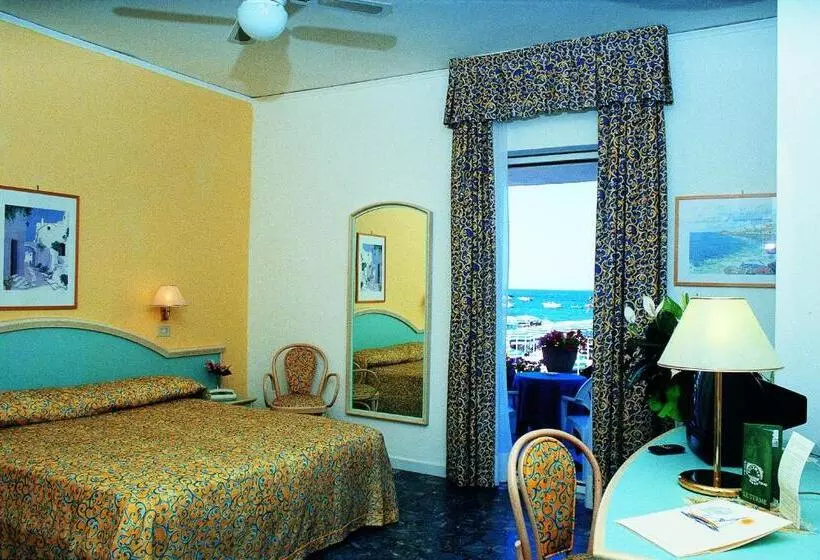 اتاق اساندارد با چشم‌انداز جانبی به دریا, Solemare Beach & Beauty Spa