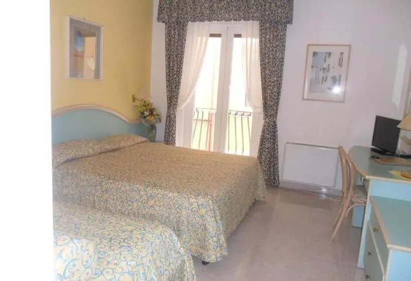 اتاق استاندارد چهارنفره با چشم‌انداز جانبی دریا, Solemare Beach & Beauty Spa