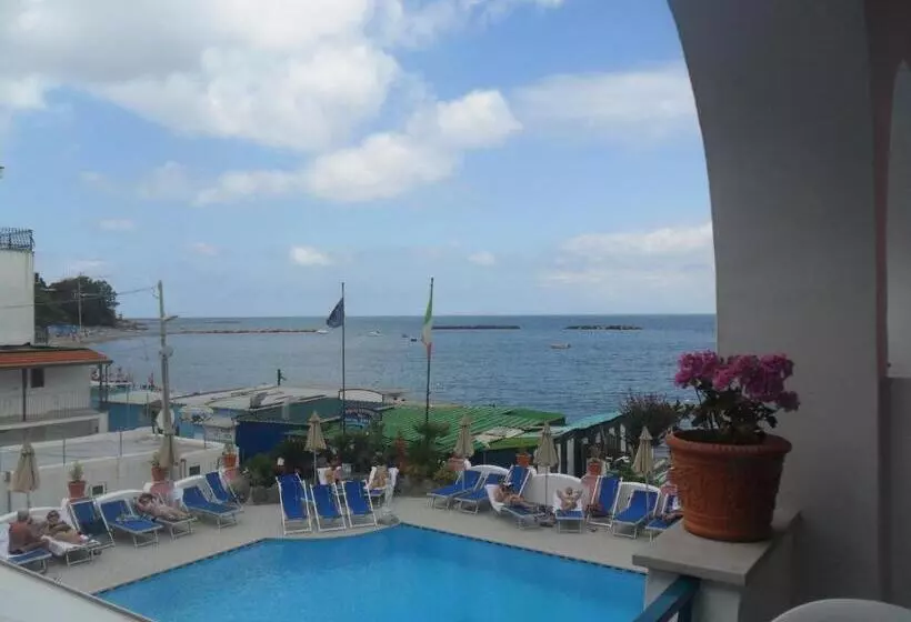 اتاق استاندارد چهارنفره با چشم‌انداز جانبی دریا, Solemare Beach & Beauty Spa