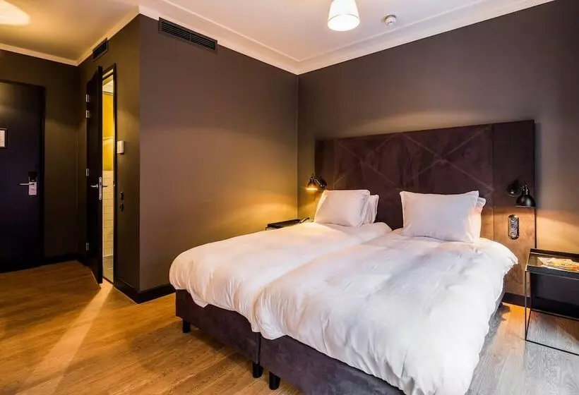 اتاق راحتی, Post Plaza Hotel & Grand Café