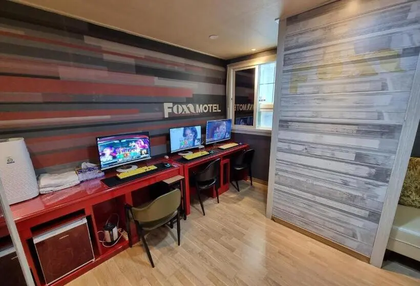デラックストリプルルーム, Fox Motel