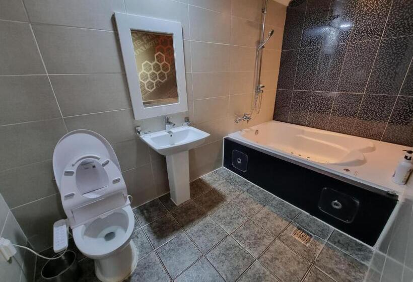 Четырехместный Номер Deluxe, Fox Motel