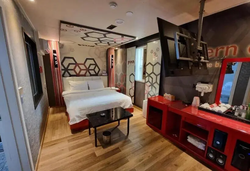 デラックスの４人部屋, Fox Motel