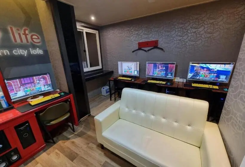 デラックスの４人部屋, Fox Motel