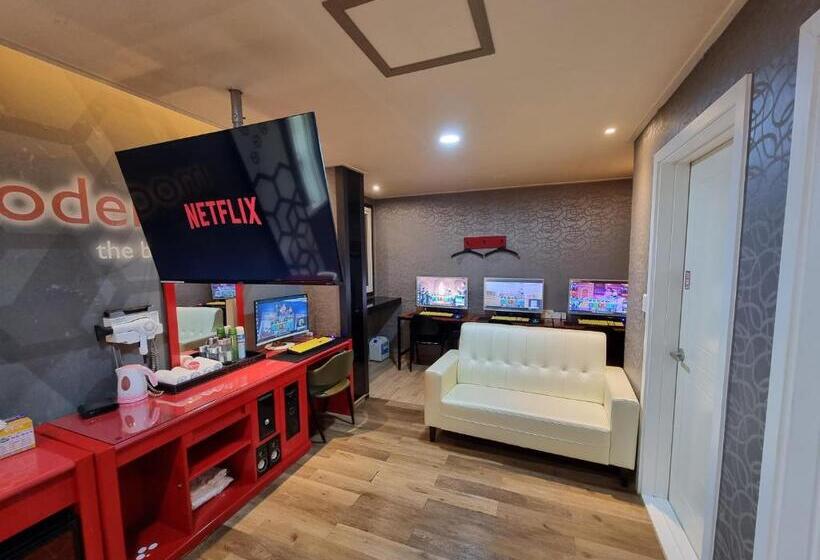 Четырехместный Номер Deluxe, Fox Motel