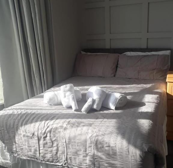 デラックストリプルルーム, Newton House