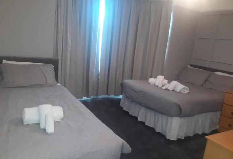 デラックストリプルルーム, Newton House