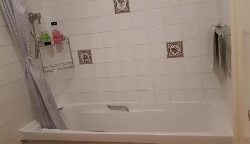 デラックスルーム, Newton House