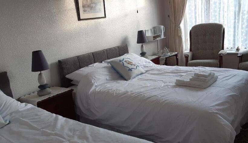 スタンダードトリプルルーム, Newton House