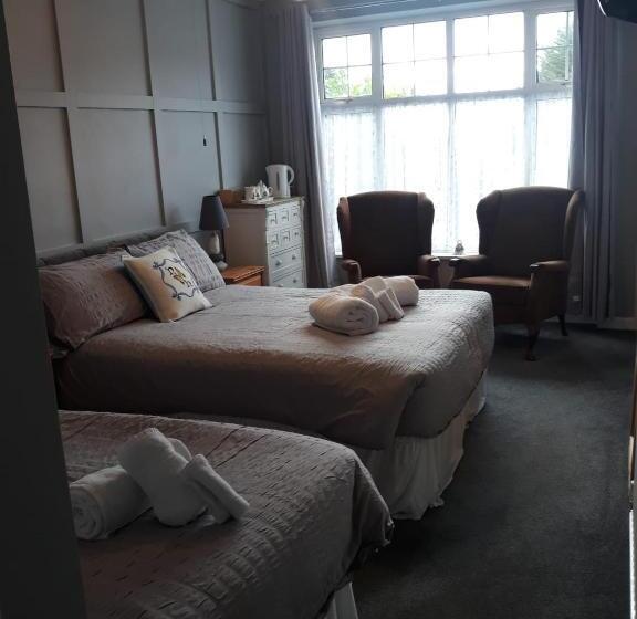 スタンダードトリプルルーム, Newton House