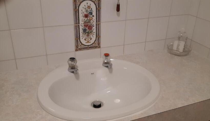 ベーシックルーム, Newton House