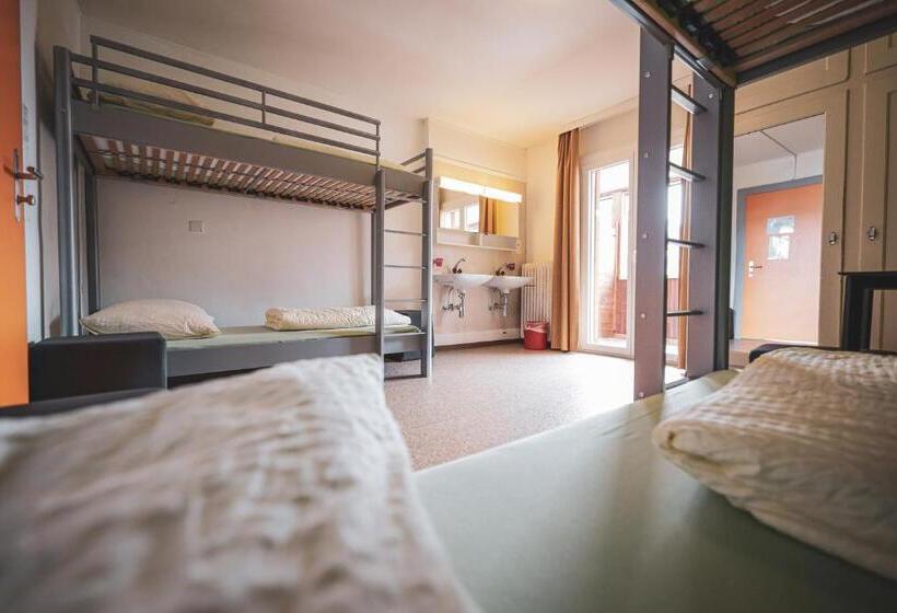 חדר סטנדרטי לארבעה עם חדר אמבטיה משותף, Arosa Mountain Lodge
