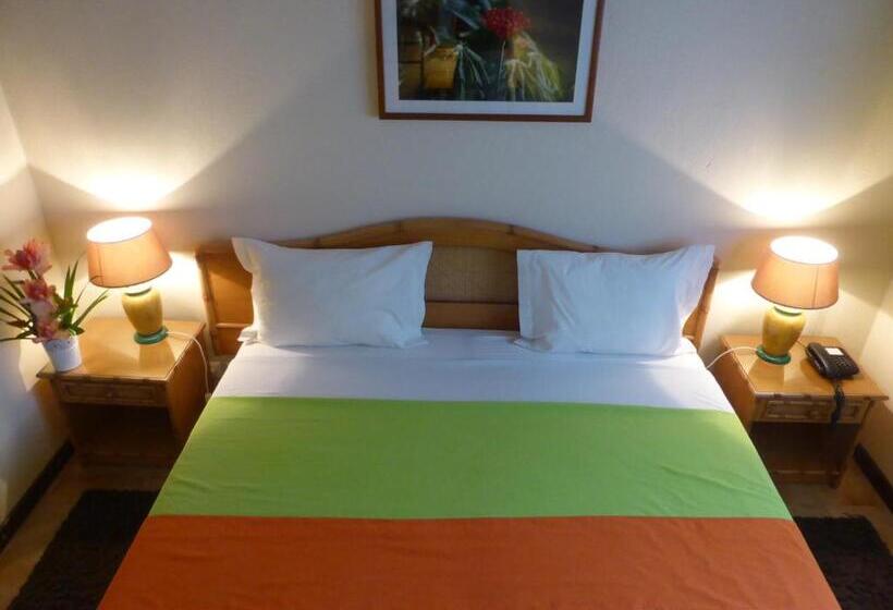 بانگلوی سوپریور, Club Santana Beach & Resort