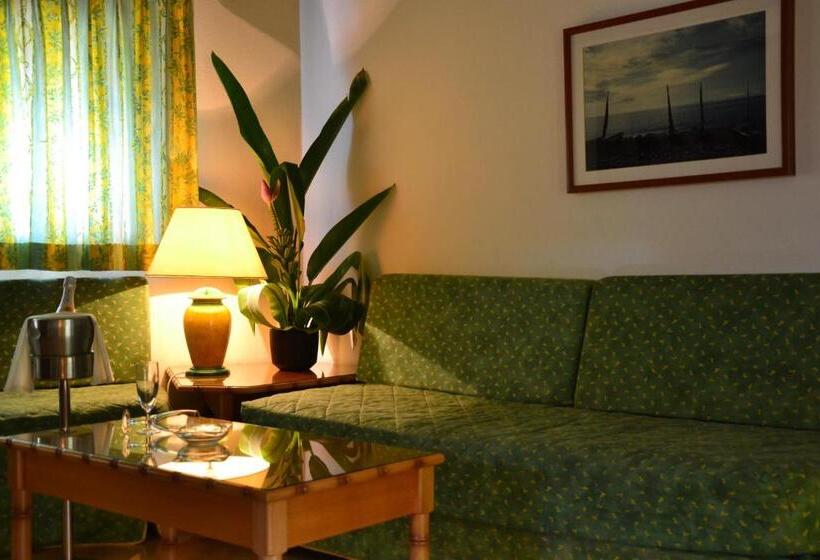 بانگلوی سوپریور, Club Santana Beach & Resort