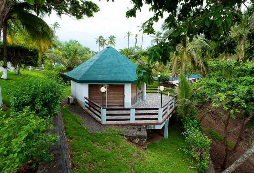 بانگلوی سوپریور, Club Santana Beach & Resort