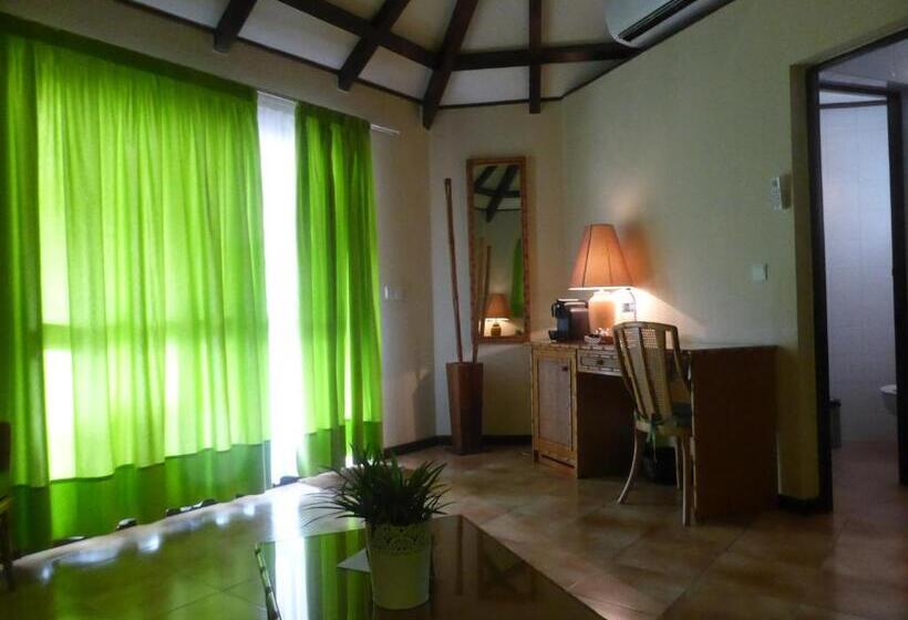 بانگلوی سوپریور, Club Santana Beach & Resort