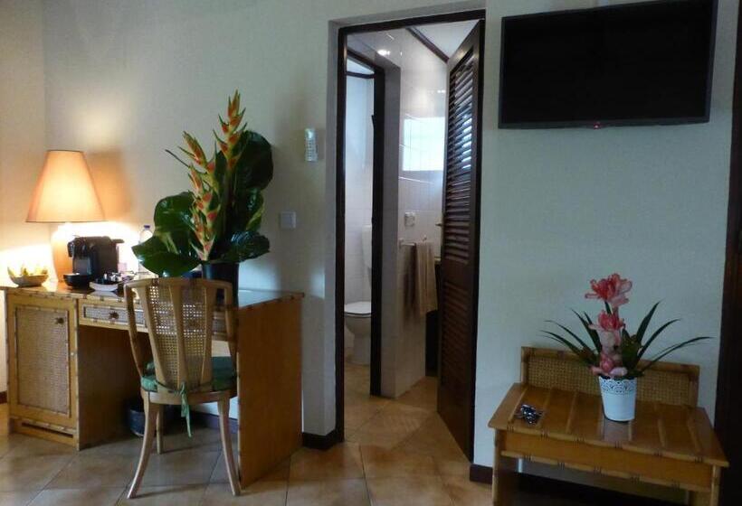 بانگلوی سوپریور, Club Santana Beach & Resort