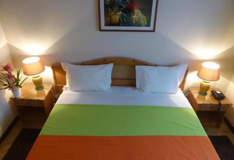 بانگلوی استاندارد, Club Santana Beach & Resort