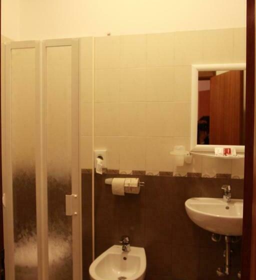 חדר סטנדרט לשלושה, Arabesco