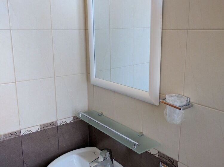 غرفة قياسية ثلاثية, Arabesco