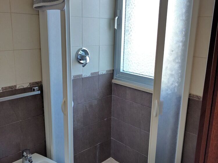 غرفة قياسية ثلاثية, Arabesco