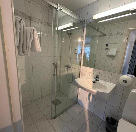 Quarto Estandar Individual, Brakanes