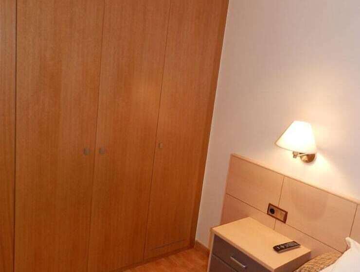 اتاق استاندارد, Les Truites Adults Only