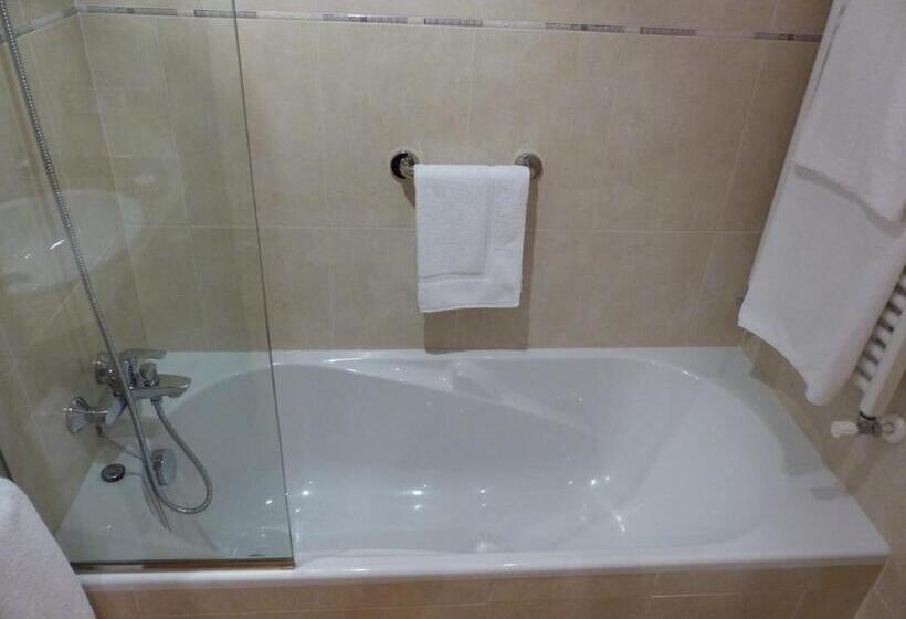 اتاق استاندارد یک نفره, Les Truites Adults Only