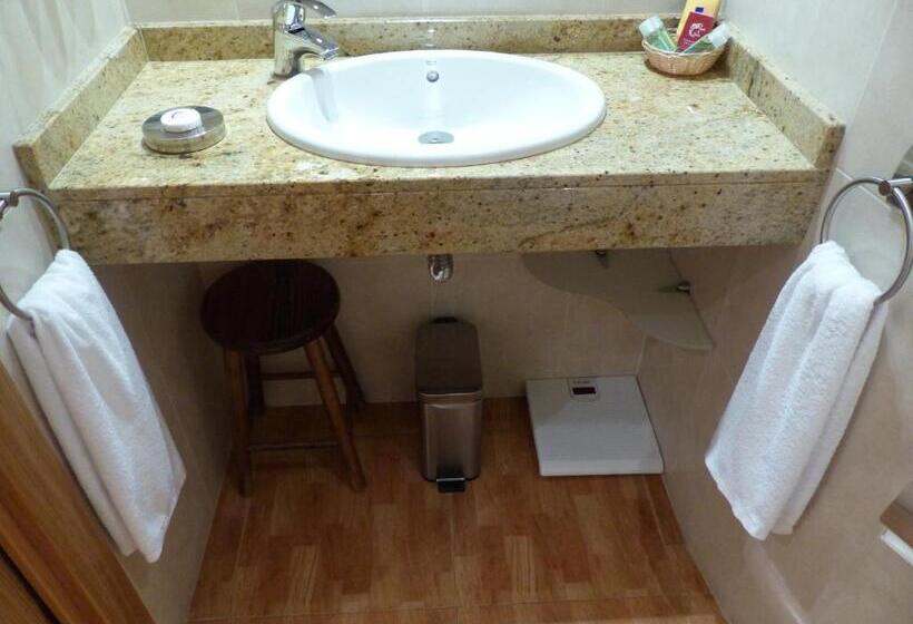 اتاق استاندارد یک نفره, Les Truites Adults Only