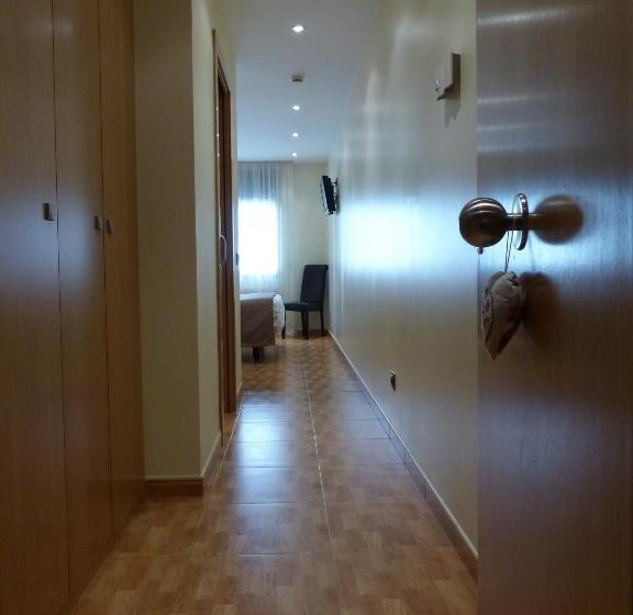 اتاق استاندارد, Les Truites Adults Only