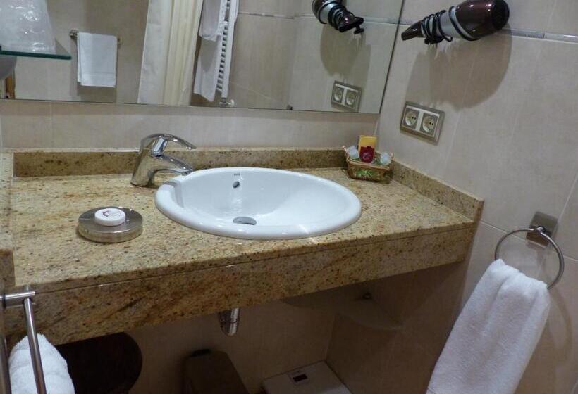 اتاق استاندارد, Les Truites Adults Only