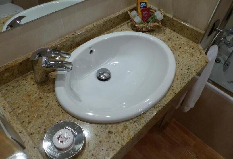 اتاق استاندارد, Les Truites Adults Only