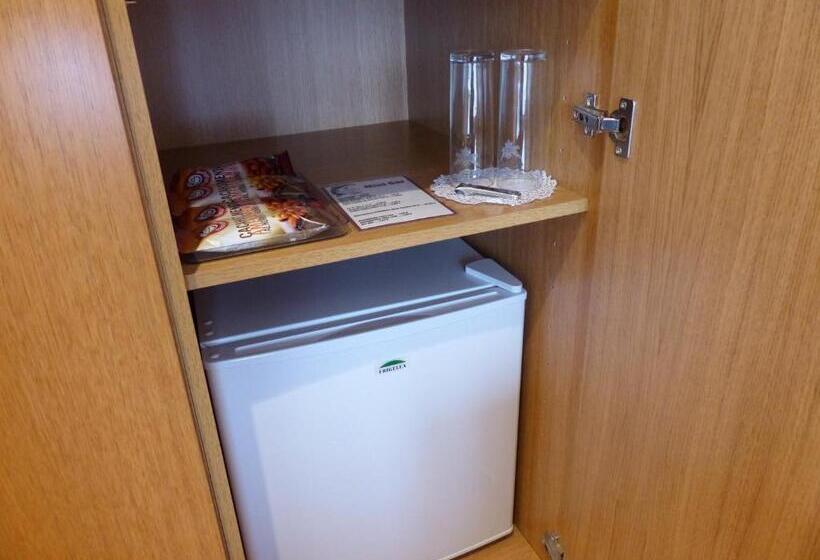 اتاق استاندارد, Les Truites Adults Only