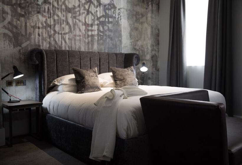 Номер Клуб, Malmaison Reading