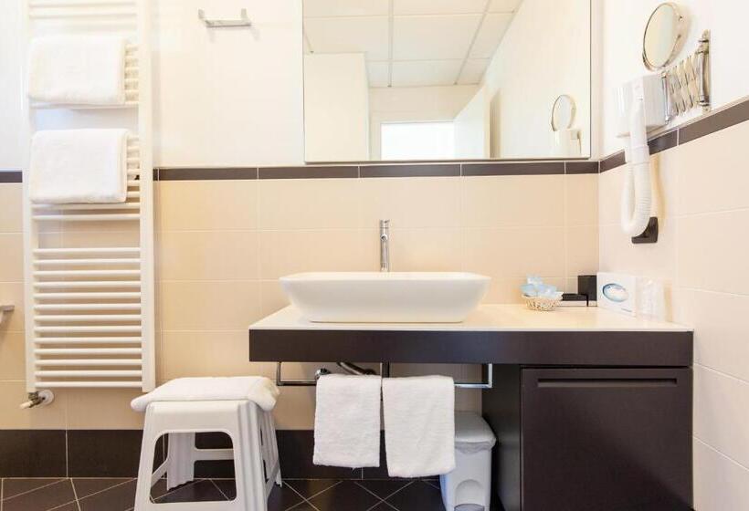 스탠다드 트리플 룸, Sahara