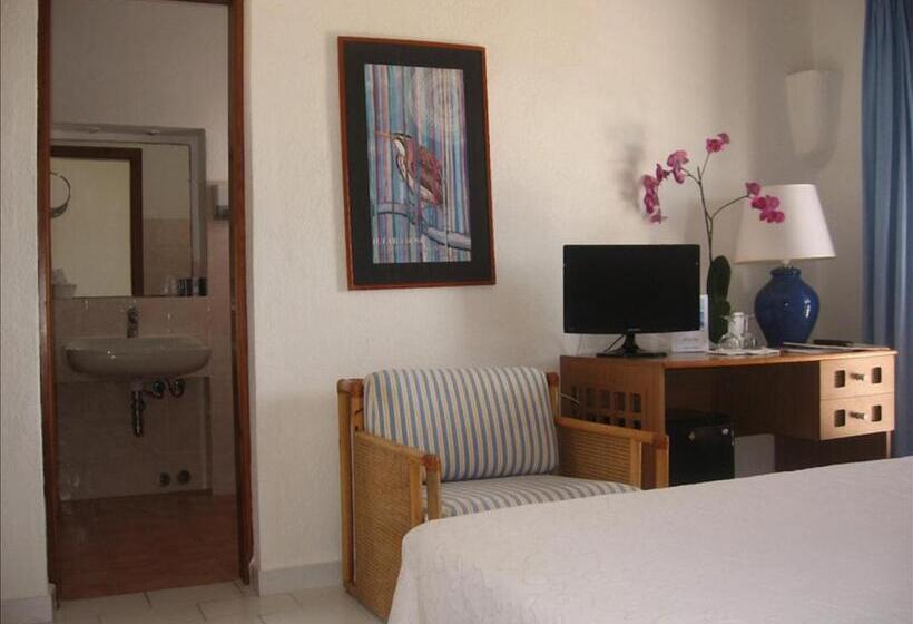 غرفة قياسية مطلّة علي البحر, Valdiola