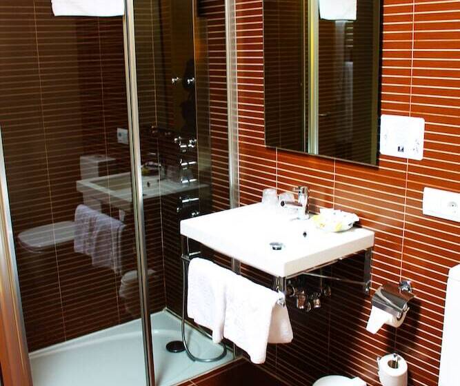 اتاق استاندارد سه نفره, Alda Entrearcos