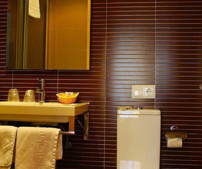 اتاق اکونومی, Alda Entrearcos