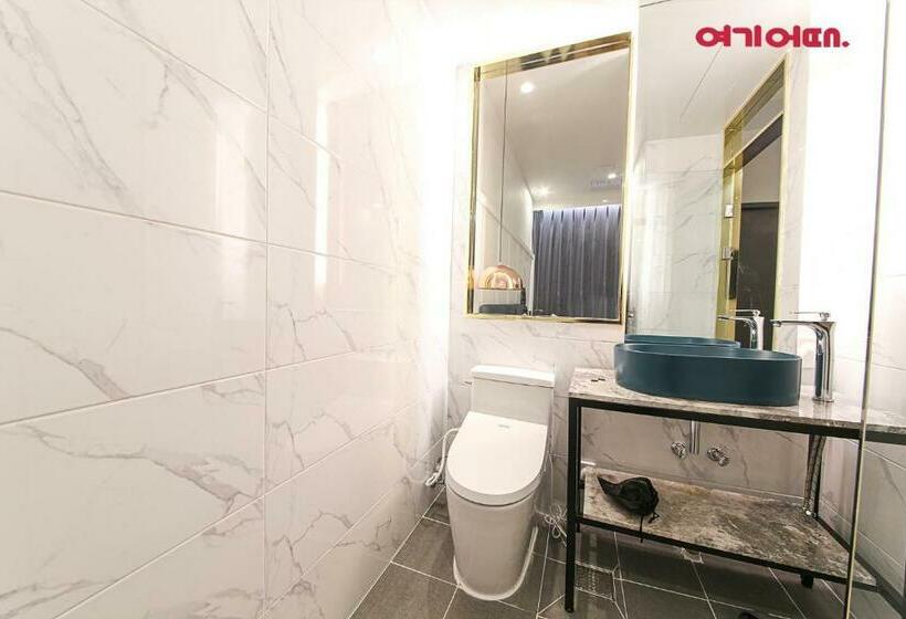 Camera Standard, De Homme