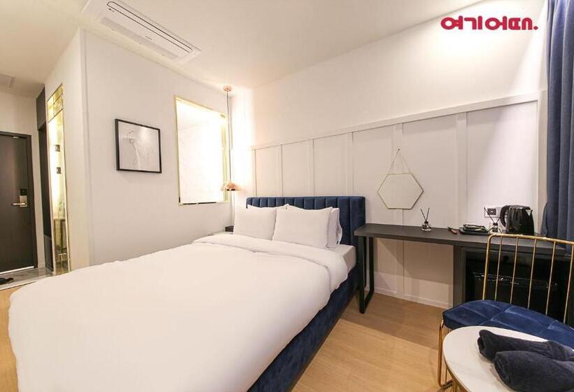 Camera Standard, De Homme