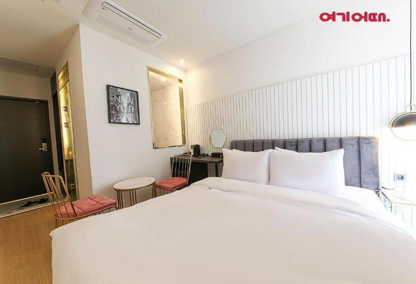 Camera Standard, De Homme