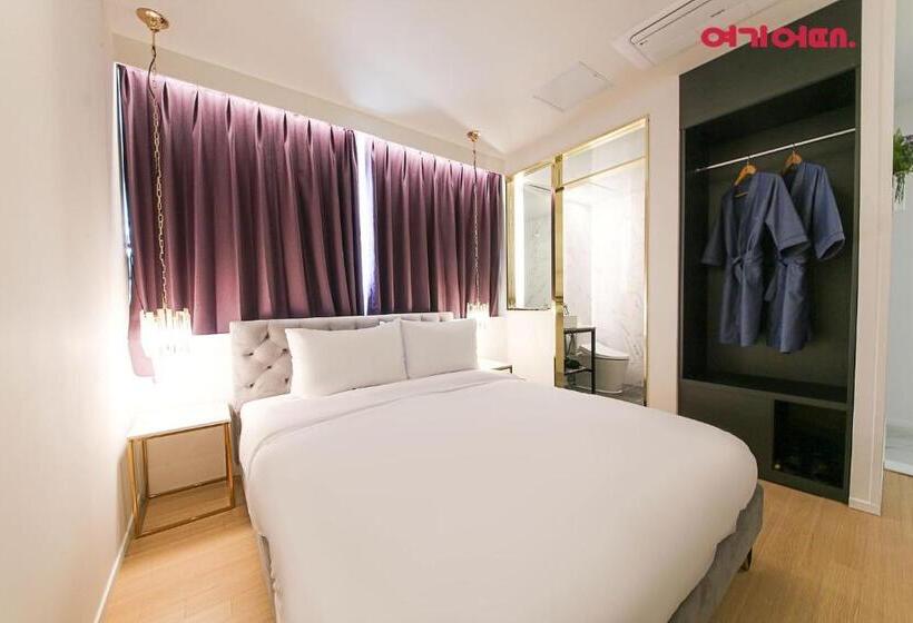 Camera Standard, De Homme