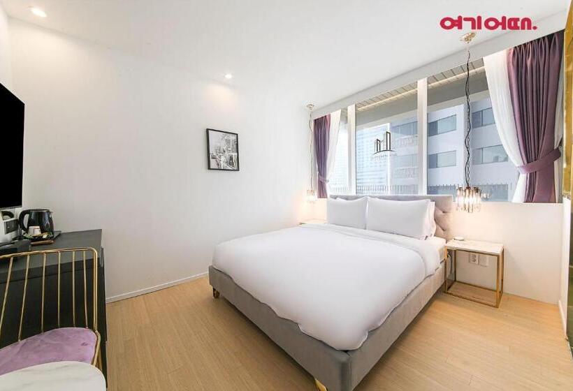 Camera Standard, De Homme