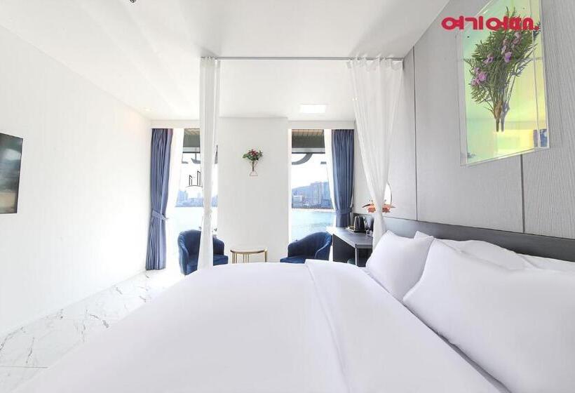 Camera Deluxe Vista Mare, De Homme