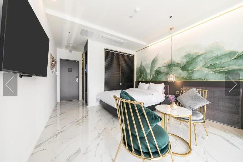 Camera Standard Vista Mare, De Homme