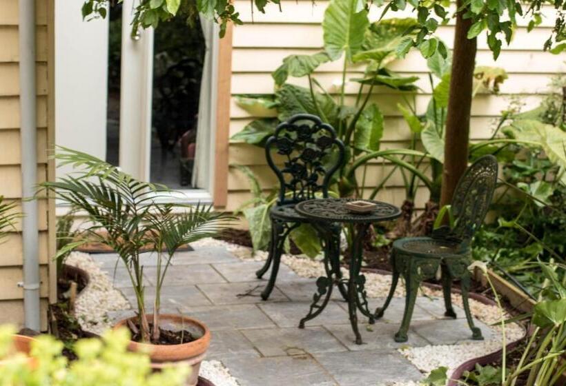 标准房带园景, Burnbank