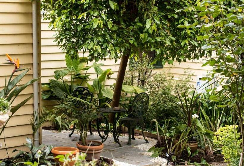 标准房带园景, Burnbank