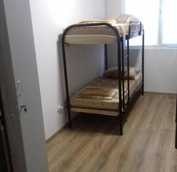 تختخواب در اتاق مشترک, Gelena