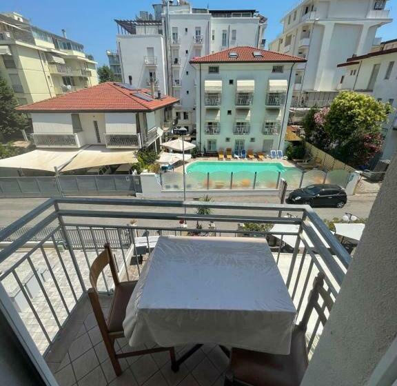 اتاق لوکس, Moroni