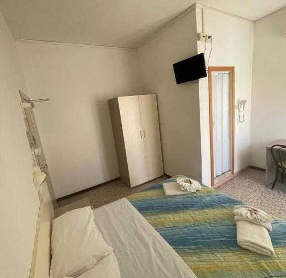 اتاق لوکس, Moroni